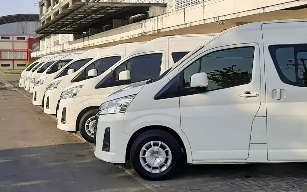 Deretan unit HiAce milik Nusa Indah Transport di area parkir