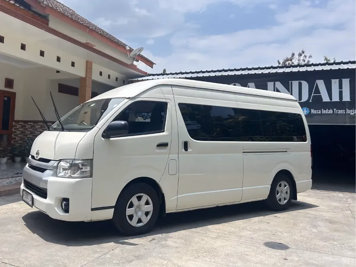 HiAce Commuter putih parkir di depan bangunan Nusa Indah Transport